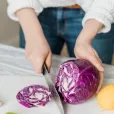 Tochter beim Kochen